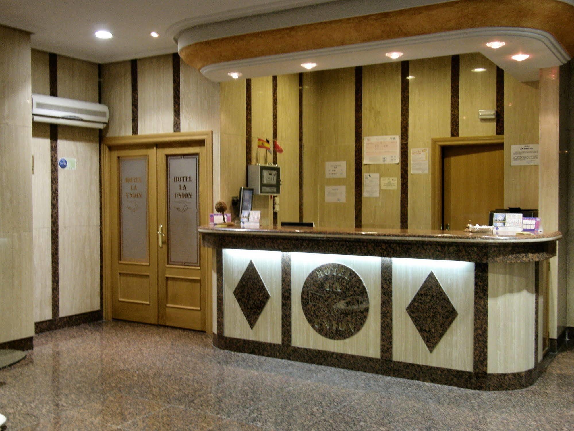 Hotel La Union ウマネス・デ・マドリード エクステリア 写真